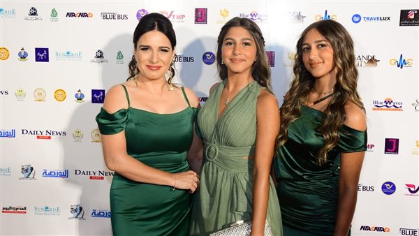 فساتين قصيرة.. ميرنا وليد تثير الجدل مع ابنتيها | شاهد