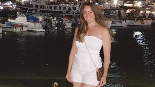 بنطلون مقطع وباروكة.. نرمين الفقي تثير الجدل بظهورها الأخير | شاهد