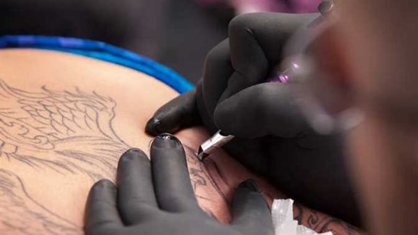 هل الصلاة بالتاتو أو الوشم باطلة؟ داعية يحسم الجدل | فيديو