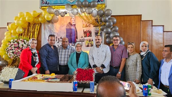 العاملون بالعجمي يودعون سكرتير عام الحي بالدموع والورود