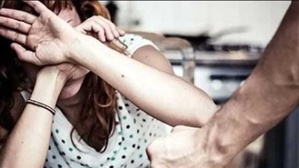 خلفة البنات عار.. قصة أب تجرد من الإنسانية ضرب زوجته علقة موت وطردها مع طفلتيه | فيديو