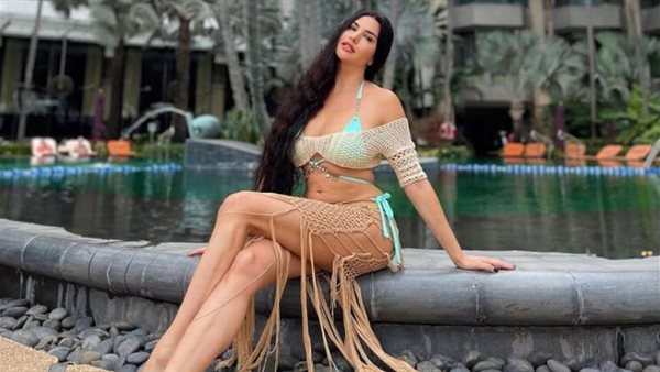 ذهبي مجسم.. لاميتا فرنجية تثير الجدل بهذه الإطلالة | شاهد