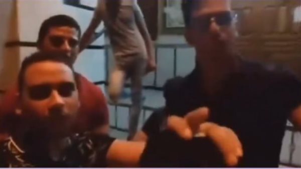 يتحـ.ـرش بالمريضات والفتيات بالشارع.. أول تحرك بشأن فيديوهات الطبيب المثيرة للجدل | شاهد