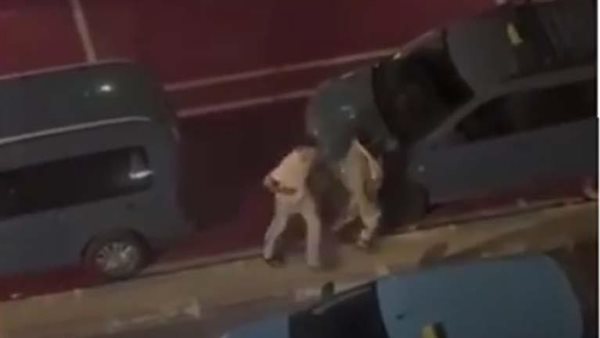 أجبرها على ركوب السيارة.. فيديو اختطاف فتاة وسط الشارع يثير ضجة | شاهد
