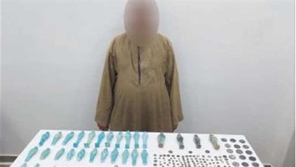 «فرحتي لم تدم».. القصة الكاملة لعثور مزارع على كنز أثري أسفل منزله بأسيوط و3 قرارات من النيابة