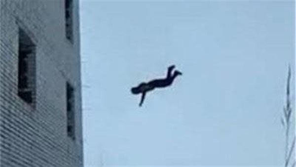 مأساة أب سوداني بعين شمس.. حاول إنقاذ ابنه فسقط من الـ11 جثة 