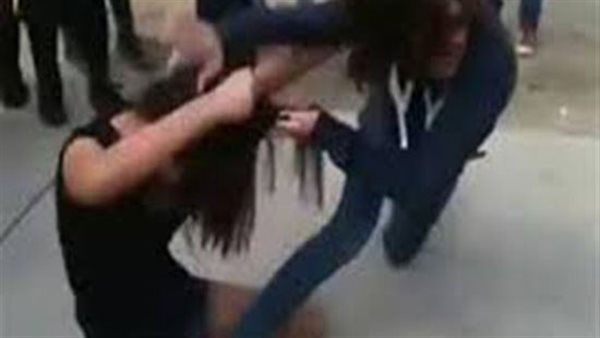 قطعوا ملابس بعض.. مشاجرة بين طالبتين في مدرسة بالقليوبية