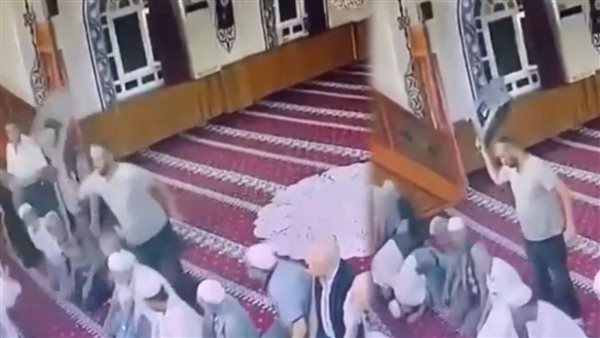 ضرب مبرح.. لقطات صادمة لاعتداء شخص على إمام مسجد أثناء الصلاة | شاهد