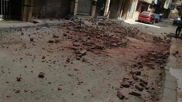 البلكونة وقعت من التاني على الأول.. انهيار جزئي لعقار بالدقي