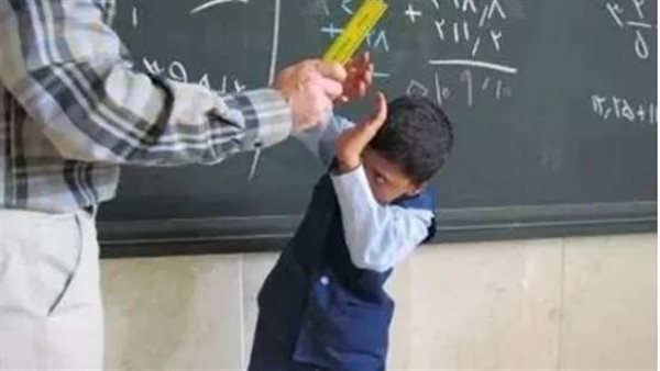 ضربه بالشلوت في منطقة حساسة..التفاصيل الكاملة لحجز مدرس تعدى على تلميذ بالبدرشين
