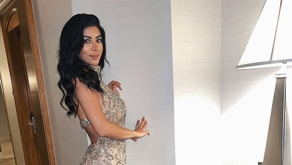 كاجوال جريء.. كارولين عزمي تثير ضجة بهذه الإطلالة | شاهد