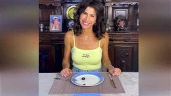 إتيكيت أكل الزيتونة.. أمينة شلباية في تحد جديد ومتابعوها: كبرتي الموضوع | فيديو 