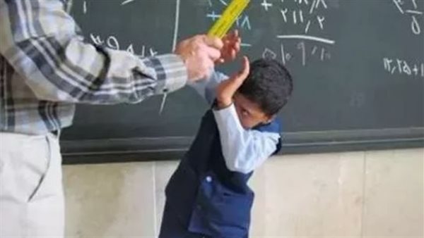 صفعات وضربة في منطقة حساسة.. قرار جديد بشأن مدرس تعدى على تلميذ بالبدرشين