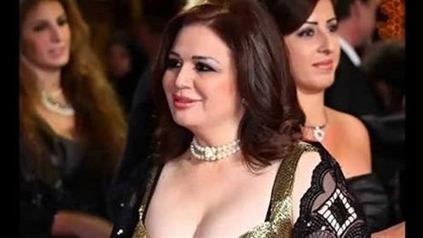 ملفت.. فستان إلهام شاهين يشعل السوشيال ميديا | شاهد