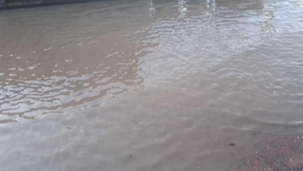 المياه دخلت المنازل ووصلت شريط السكة الحديد.. كسر مفاجئ يغرق منطقة السيل بأسوان