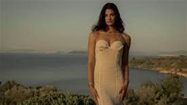 بالبرنس.. إطلالات تارا عماد تثير الجدل | شاهد