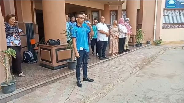 حكاية الفيديو المثير الجدل لطالب يردد النشيد الوطني بالإنجليزية | شاهد