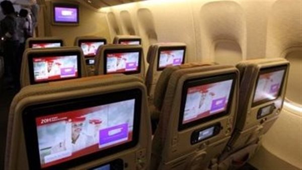 مناظر ورسائل صريحة.. القصة الكاملة لعرض «مشاهد إباحية» على شاشات طائرة ركاب