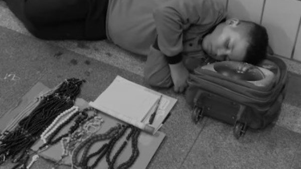 أسرة الطفل علي بائع السبح: نام من التعب برصيف المترو وبيساعد أخوه مريض السرطان 