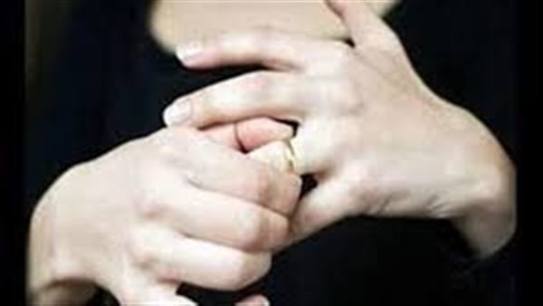 بينزل الفجر يستنى جارتنا عشان يوصلها للجامعة.. عزيزة تطلب خلع زوجها في محكمة الأسرة