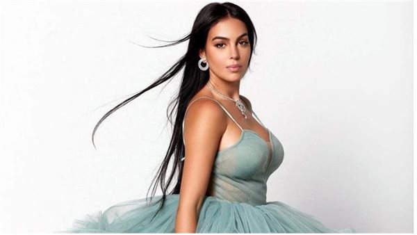 بالبيجامة.. جورجينا تثير الجدل بصورها في المنزل | شاهد