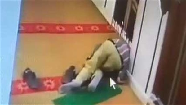 خلي بالك من أخوك الصغير.. الوصية الأخيرة لمسن قبل وفاته داخل مسجد بالمحلة