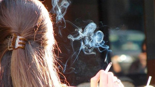 بتسرق السجائر من العلبة وتحلف كدب.. هشام يطلب تطليق زوجته في محكمة الأسرة