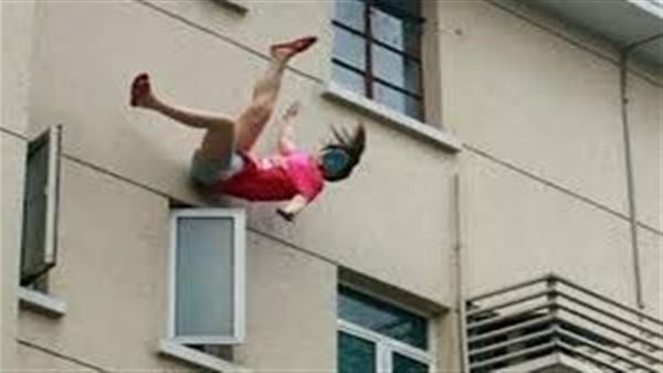 كانت تعاني من اضطرابات نفسية.. فتاة تسقط من الدور الخامس بالمطرية