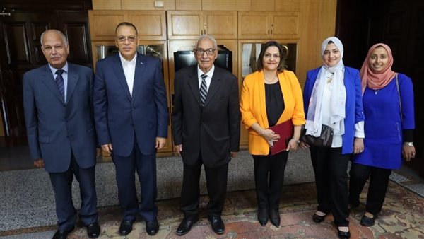 كلية الإعلام بجامعة 6 أكتوبر تكرم الدكتور علي عجوة