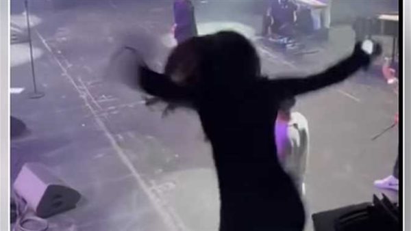 اقتحمت الحفل لاحتضانه.. معجبة بالمطرب الشامي تقفز من الدور الثاني بسببه فما القصة؟ | شاهد