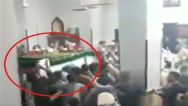 صرخ داخل النعش.. حكاية مسن عاد للحياة أثناء تشييع جنازته