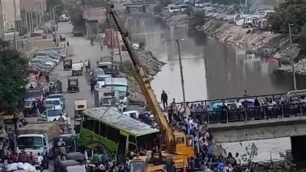 كسروا الزجاج وطلعوا الراجل.. فيديو صادم لسقوط أتوبيس شبرا الخيمة في ترعة الشرقاوية | شاهد