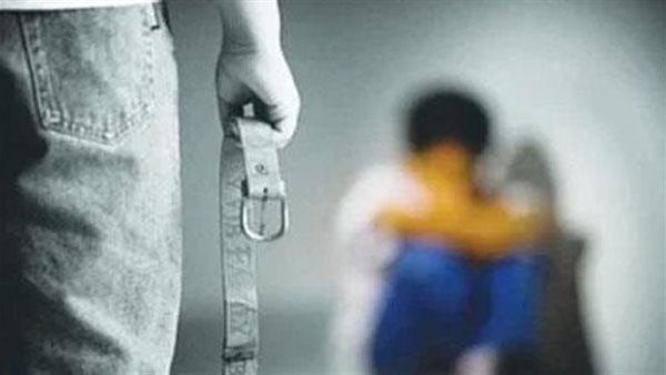 ضرب وصعق بالكهرباء.. فيديو يكشف اعتداء شرطيين على رجل 