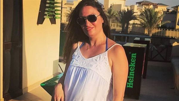 باروكة وأوف شولدر.. نرمين الفقي تشعل السوشيال ميديا بهذه الإطلالة | شاهد