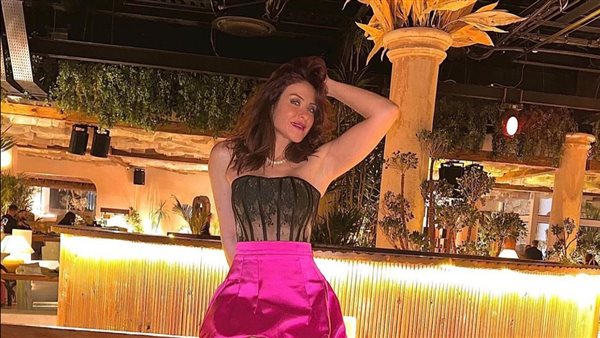 ستومك وجينز.. هيدي كرم تثير الجدل بهذه الإطلالة | شاهد