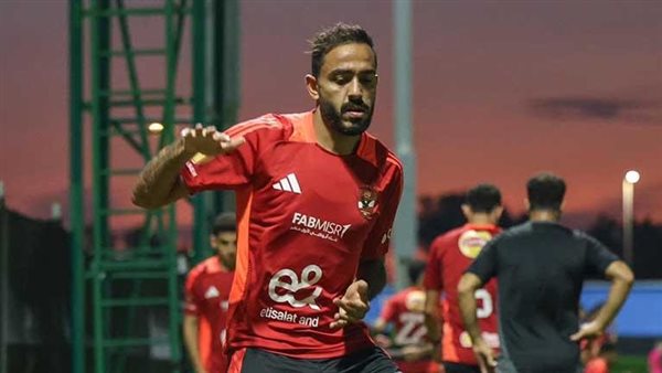 جايلك بالشراب.. موقف طريف بين كهربا ومشجعي الأهلي بالإمارات قبل السوبر المصري | فيديو