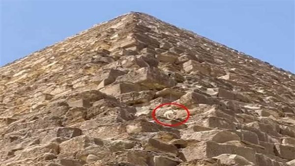 هل الإله أنوبيس السبب؟..لماذا صعد الكلب قمة الهرم الأكبر بالجيزة؟ | فيديو