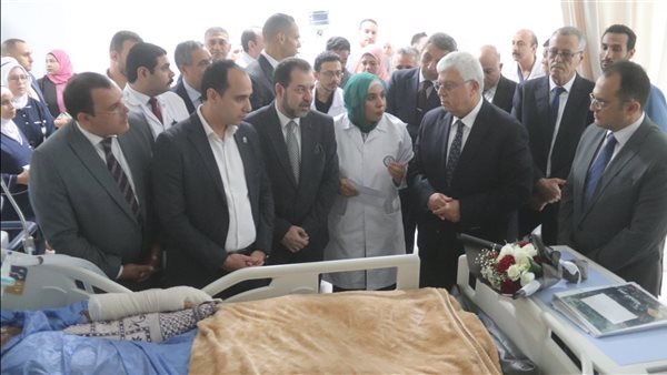 وزير التعليم العالي يزور الطلاب المصابين في حادث أتوبيس الجلالة (صور)