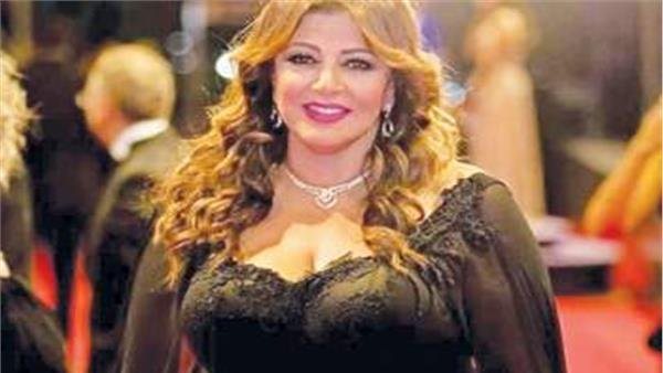 لو مرجعتنيش الشغل هفضحك.. القصة الكاملة لأزمة الفنانة هالة صدقي مع مساعدتها حسينة