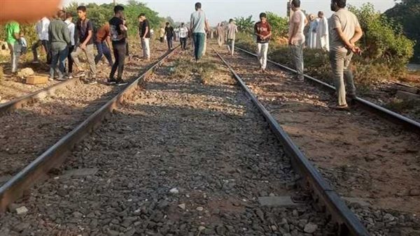 «تجمهر ونيران وتعطل حركة القطارات».. ماذا يحدث في قرية البليدة بالعياط؟