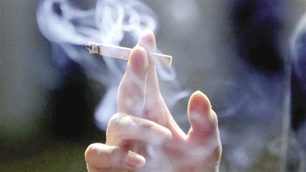 هل التدخين عادة أم إدمان؟.. حسام موافي يرد | فيديو