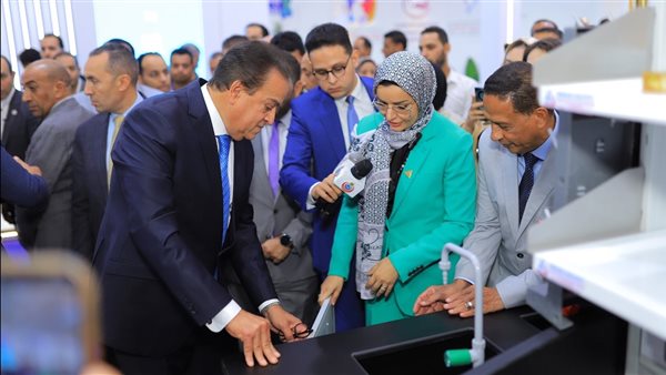 وزير الصحة يستعرض مشروع تصنيع كبسولات العمليات الجراحية بمكونات محلية 100%