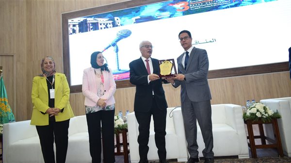 رئيس جامعة الريادة يعرض رؤية شاملة حول مستقبل الدراسات العليا في العلوم الإنسانية