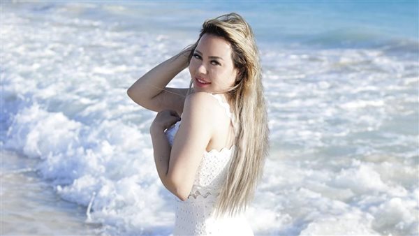 فوق الركبة.. أسما إبراهيم تثير الجدل بهذه الإطلالة | شاهد