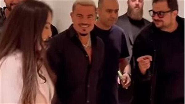 ضحكلها.. فتاة تفاجئ عمرو دياب في كواليس حفلته | فيديو