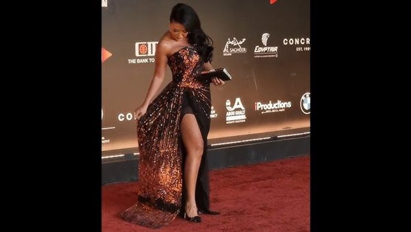 فستان مكشوف وجريء.. رانيا يوسف تثير الجدل بهذه الإطلالة | شاهد