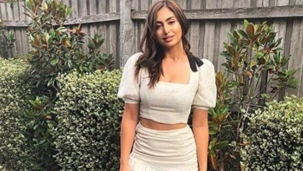 فستان جريء.. إطلالة زوجة طارق العريان تثير الجدل | شاهد 