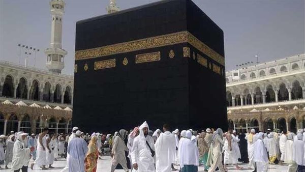 بعد الضوابط الجديدة.. هل تمنع بعض السيدات من أداء الحج أو العمرة دون تصريح سفر مسبق؟