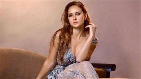 بطن مكشوف.. نيللي كريم تشعل السوشيال ميديا بهذه الإطلالة | شاهد