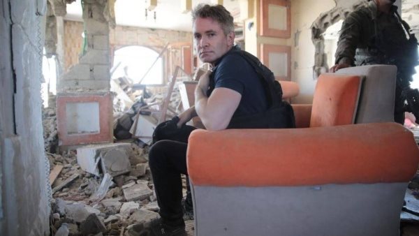 كرسي السنوار.. صور استفزازية لصحفي بريطاني تشعل مواقع التواصل | شاهد